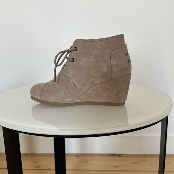NWOT Tom's Desert Wedge Taupe Suede Ankle Bootie - Picture 5 of 6
